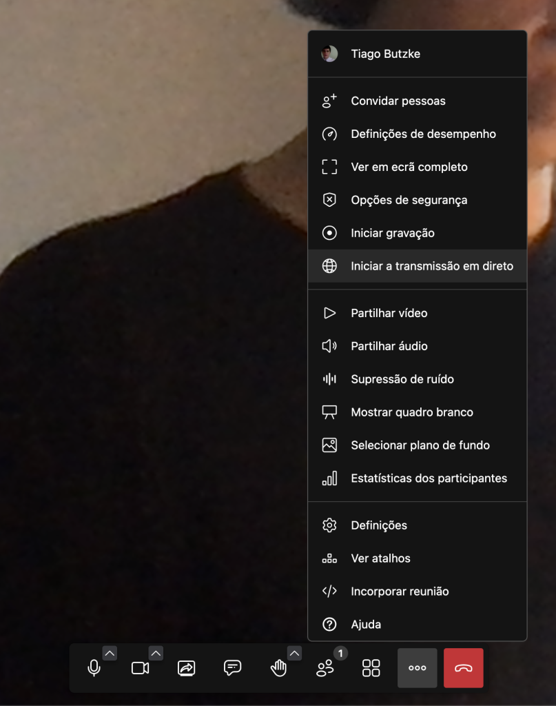 Imagem do menu do JITSI com a opção de "Iniciar a transmissão. em direto" destacada.